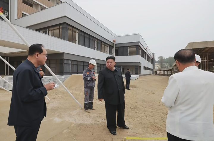 [서울=뉴시스] 북한 조선중앙TV는 지난 8일 김정은 국무위원장이 평안북도 구성시 병원 공사 현장을 방문해 현지지도 했다고 9일 보도했다. (사진=조선중앙TV 캡쳐) 2025.09.09. photo@newsis.com *재판매 및 DB 금지
