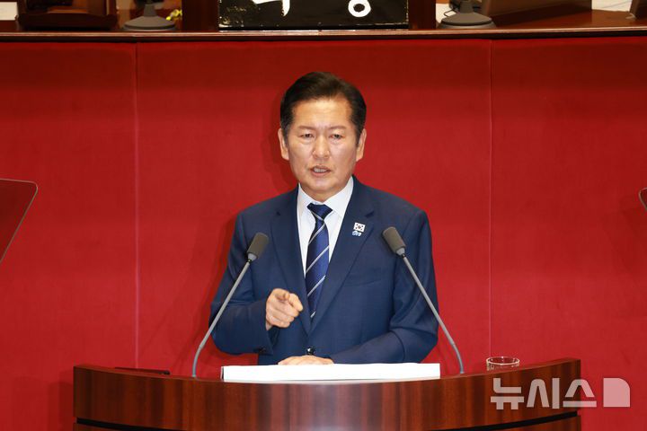 [서울=뉴시스] 고승민 기자 = 정청래 더불어민주당 대표가 9일 서울 여의도 국회에서 열린 제429회국회(정기회) 제2차 본회의에서 교섭단체 대표연설을 하고 있다. 2025.09.09. kkssmm99@newsis.com