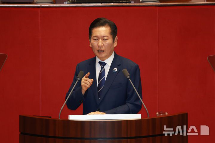 [서울=뉴시스] 고승민 기자 = 정청래 더불어민주당 대표가 9일 서울 여의도 국회에서 열린 제429회국회(정기회) 제2차 본회의에서 교섭단체 대표연설을 하고 있다. 2025.09.09. kkssmm99@newsis.com