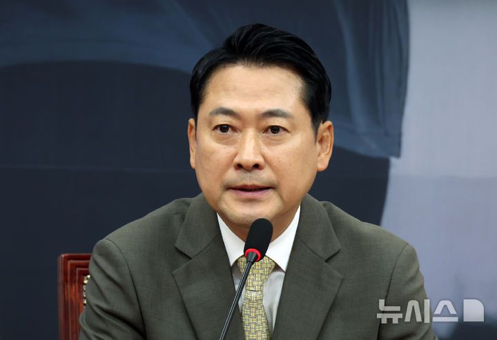 [서울=뉴시스] 고승민 기자 = 장동혁 국민의힘 대표가 9일 서울 여의도 국회에서 정청래 더불어민주당 대표 교섭단체연설 관련 입장 발표를 하고 있다. 2025.09.09. kkssmm99@newsis.com