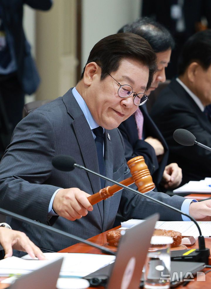 [서울=뉴시스] 고범준 기자 = 이재명 대통령이 9일 서울 용산 대통령실 청사에서 열린 제41회 국무회의에서 의사봉을 두드리며 개회 선언을 하고 있다. 2025.09.09. bjko@newsis.com