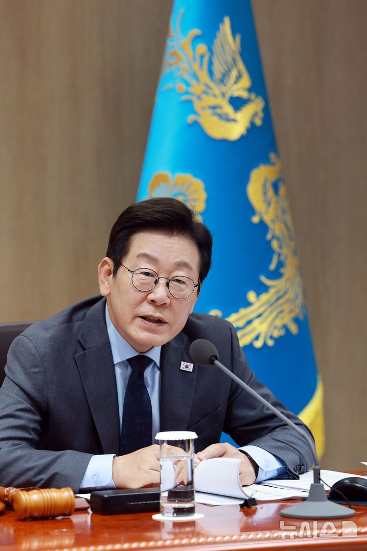 [서울=뉴시스] 고범준 기자 = 이재명 대통령이 9일 서울 용산 대통령실 청사에서 열린 제41회 국무회의에서 민생경제 회복·안정 대책 토론 발언을 하고 있다. 2025.09.09. bjko@newsis.com