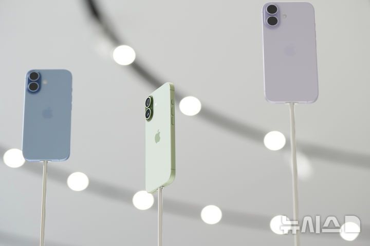 [쿠퍼티노=AP/뉴시스] 9일(현지 시간) 미국 캘리포니아주 쿠퍼티노 애플파크에서 아이폰 17이 공개되고 있다. 2025.09.10.