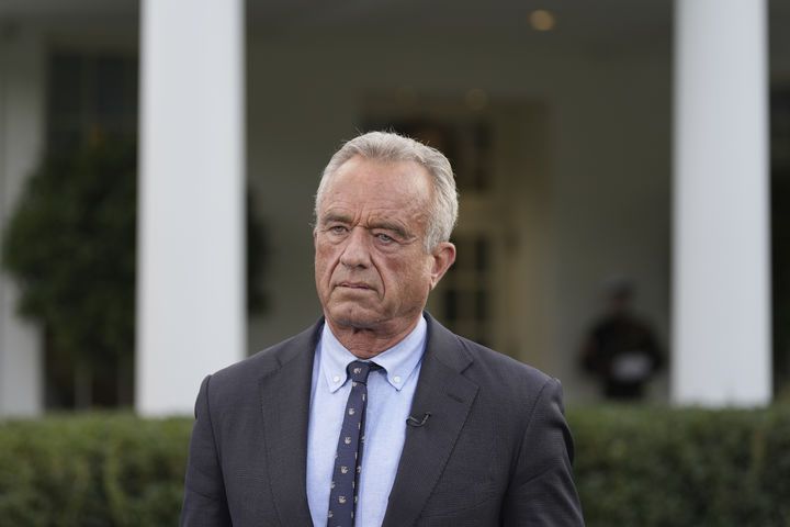 [백악관=AP/뉴시스]로버트 F 케네디 미국 보건복지부장관이 9일(현지 시간) 백악관 웨스트윙 앞에서 인터뷰하고 있다. 2025.09.10.