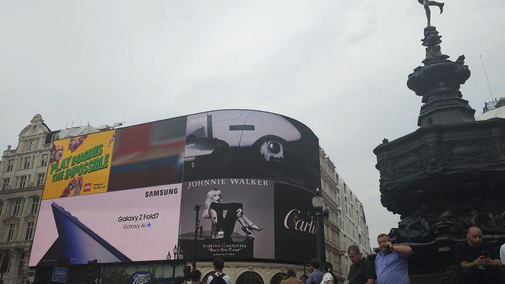 [런던=뉴시스]'런던의 타임스스쉐어'라 불리는 런던 중심부의 원형 교차로 '피카딜리 서커스(Piccadilly Circus)'의 상징물 중 하나인 초대형 전광판. 삼성전자의 '갤럭시 폴드 7'의 광고가 명품 브랜드들과 함께 상영되고 있다. photo@newsis.com *재판매 및 DB 금지