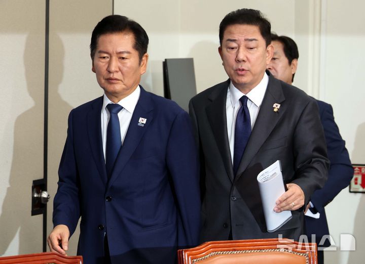 [서울=뉴시스] 조성봉 기자= 정청래 더불어민주당 대표와 김병기 원내대표가 지난 10일 오전 서울 여의도 국회에서 열린 최고위원회의에 참석하고 있다. 2025.09.10. suncho21@newsis.com