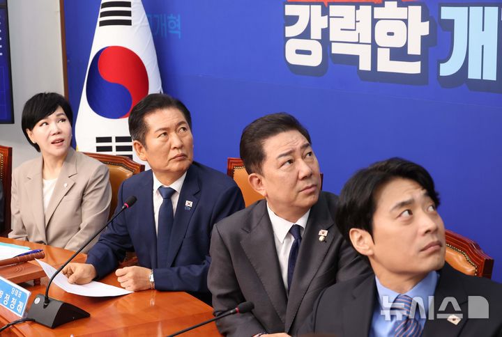 [서울=뉴시스] 조성봉 기자= 정청래 더불어민주당 대표와 최고위원들이 10일 오전 서울 여의도 국회에서 열린 최고위원회의에서 지난 9일 자신의 교섭단체 대표 연설 영상을 바라보고 있다. 해당 영상엔 정 대표가 "노상원 수첩이 현실로 성공했더라면 이재명 대통령도, 저 정청래도 이 세상 사람이 아니었을 것"이라고 발언하던 중 국민의힘 한 의원이 "제발 그리됐으면 좋았을걸"이라고 외치는 목소리가 담겼다. 2025.09.10. suncho21@newsis.com