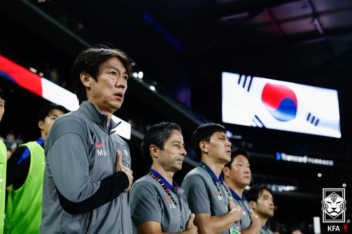 [서울=뉴시스] 축구대표팀 홍명보 감독이 10일(한국 시간) 미국 테네시주 내슈빌 지오디스 파크에서 열린 멕시코와의 평가전에 앞서 애국가를 부르고 있다. (사진=대한축구협회 제공) 2025.09.10. photo@newsis.com *재판매 및 DB 금지