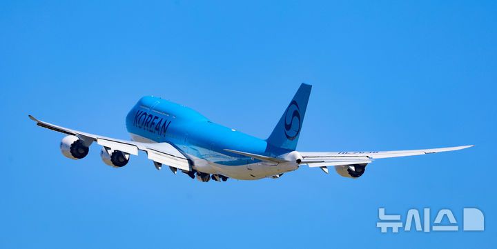 [인천공항=뉴시스] 김선웅 기자 = 미국 조지아주 현대차그룹-LG에너지솔루션 배터리 합작 공장 건설 현장에서 체포·구금된 우리 국민 300여명을 태울 대한항공 B747-8i 전세기가 10일 오전 인천국제공항에서 이륙하고 있는 모습.(공동취재) 2025.09.10. photo@newsis.com