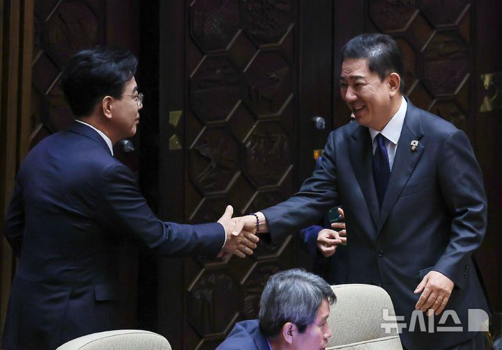 [서울=뉴시스] 김명년 기자 = 송언석 국민의힘 원내대표가 10일 오전 서울 여의도 국회에서 열린 제249회국회(정기회) 제3차 본회의에서 교섭단체 대표연설을 하기 위해 이동하던 중 김병기 더불어민주당 원내대표와 악수하고 있다. 2025.09.10. kmn@newsis.com