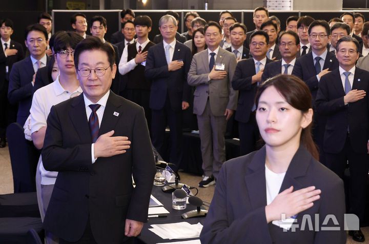 [서울=뉴시스] 고범준 기자 = 이재명 대통령이 10일 서울 마포구 프론트원에서 열린 국민성장펀드 보고대회에서 국민의례를 하고 있다. (대통령실통신사진기자단) 2025.09.10. bjko@newsis.com