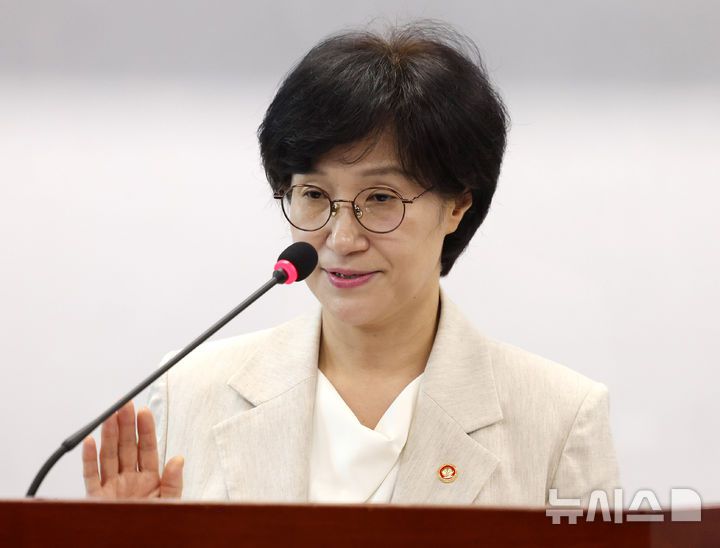 [서울=뉴시스] 추상철 기자 = 원민경 여성가족부 장관이 10일 오후 서울 종로구 정부서울청사에서 열린 취임식에서 취임선서를 하고 있다. 2025.09.10. scchoo@newsis.com