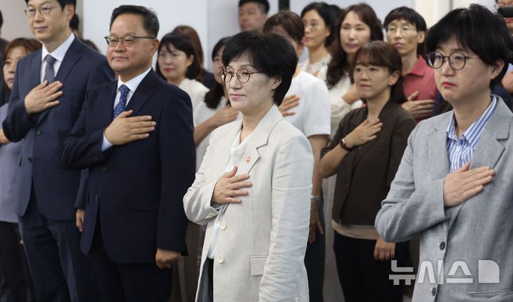 [서울=뉴시스] 추상철 기자 = 원민경 여성가족부 장관이 10일 오후 서울 종로구 정부서울청사에서 열린 취임식에서 국민의례를 하고 있다. 2025.09.10. scchoo@newsis.com