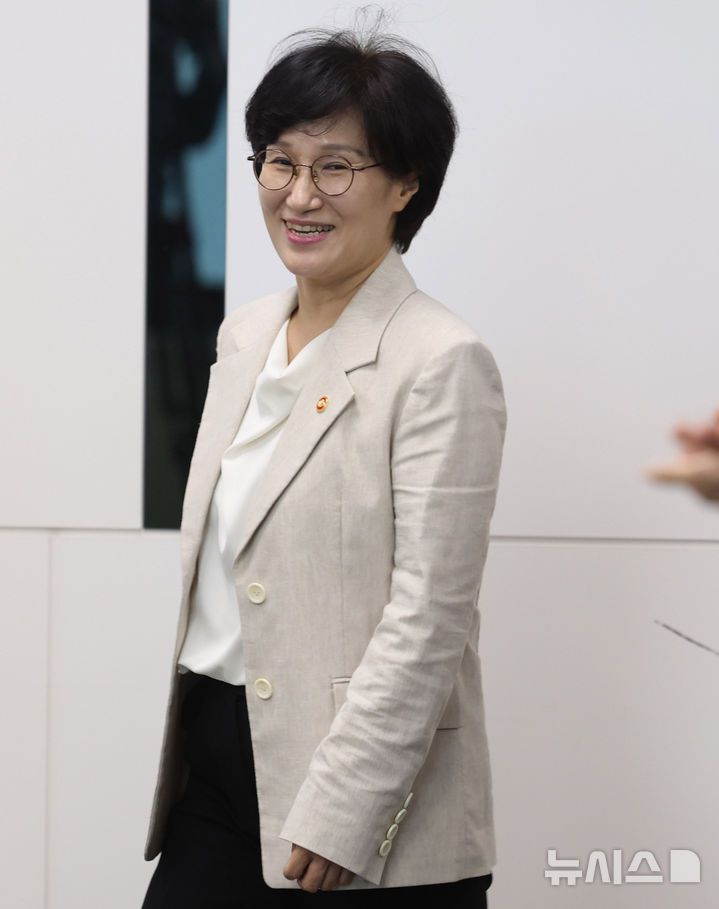 [서울=뉴시스] 추상철 기자 = 원민경 여성가족부 장관이 10일 오후 서울 종로구 정부서울청사에서 열린 취임식에 참석하고 있다. 2025.09.10. scchoo@newsis.com