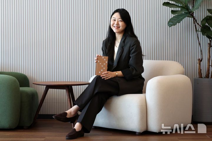 [서울=뉴시스] 박진희 기자 = 김유나 작가가 지난 10일 서울 마포구 위즈덤하우스에서 인터뷰 하고 있다. 김 작가는 최근 위즈덤하우스의 위픽 시리즈 소설 '공'을 출간헸다. 2025.09.13. pak7130@newsis.com