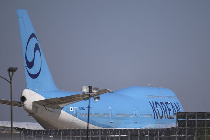 [애틀랜타=AP/뉴시스] 미국 조지아주 현대차그룹-LG에너지솔루션 배터리 합작 공장 건설 현장에서 구금된 한국인을 태울 대한항공 전세기가 10일(현지 시간) 하츠필드-잭슨 애틀랜타 국제공항에 착륙하고 있다. 2025.09.11.