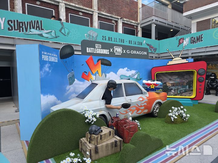 [서울=뉴시스]오동현 기자 = 크래프톤의 'PUBG(펍지): 배틀그라운드'와 '배틀그라운드 모바일'이 글로벌 아티스트 지드래곤(G-DRAGON)과 협업해 서울 성수동 '펍지 성수'에서 특별한 체험 행사를 진행하고 있다. odong85@newsis.com
