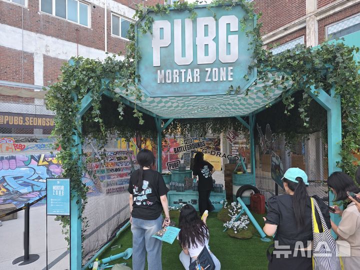 [서울=뉴시스]오동현 기자 = 크래프톤의 'PUBG(펍지): 배틀그라운드'와 '배틀그라운드 모바일'이 글로벌 아티스트 지드래곤(G-DRAGON)과 협업해 서울 성수동 '펍지 성수'에서 특별한 체험 행사를 진행하고 있다. odong85@newsis.com