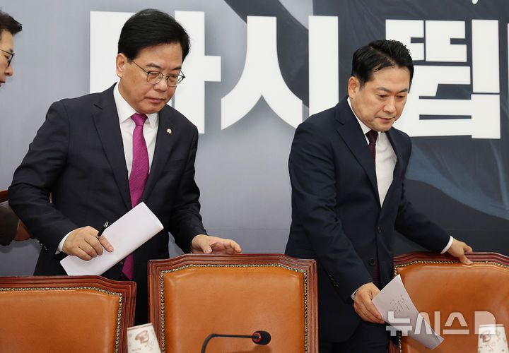 [서울=뉴시스] 김명년 기자 = 장동혁 국민의힘 당 대표와 송언석 원내대표가 11일 오전 서울 여의도 국회에서 열린 최고위원회의에 참석하고 있다. 이날 더불어민주당은 전날 국민의힘과 성사된 3대 특검법 수정안 합의를 파기했다. 2025.09.11. kmn@newsis.com