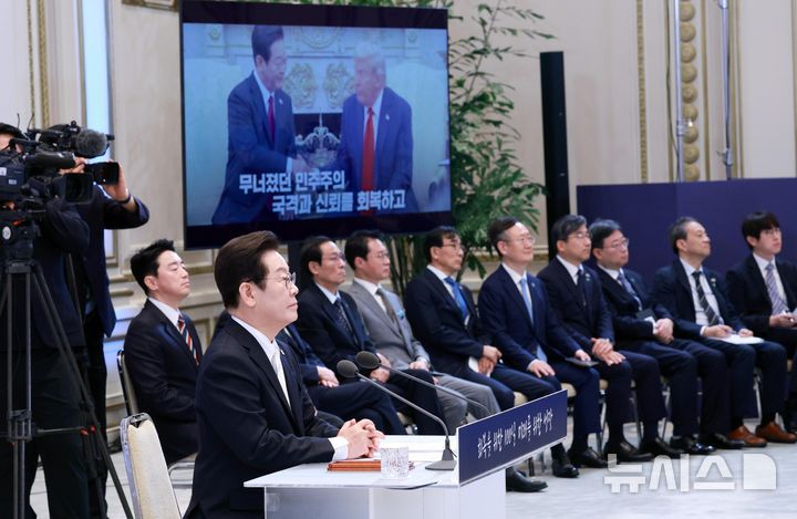 [서울=뉴시스] 고범준 기자 = 이재명 대통령이 11일 청와대 영빈관에서 열린 취임 100일 기자회견 '회복을 위한 100일, 미래를 위한 성장'에서 영상을 시청하고 있다. 2025.09.11. bjko@newsis.com