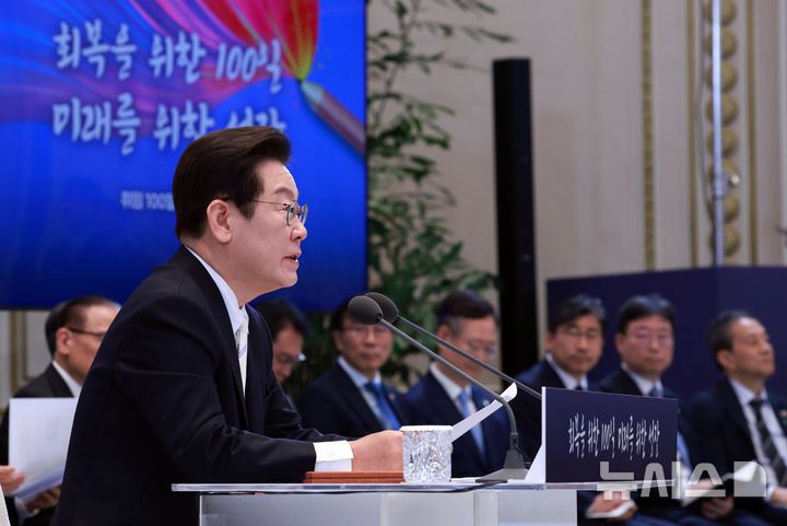 [서울=뉴시스] 고범준 기자 = 이재명 대통령이 11일 청와대 영빈관에서 열린 취임 100일 기자회견 '회복을 위한 100일, 미래를 위한 성장'에서 발언하고 있다. 2025.09.11. bjko@newsis.com