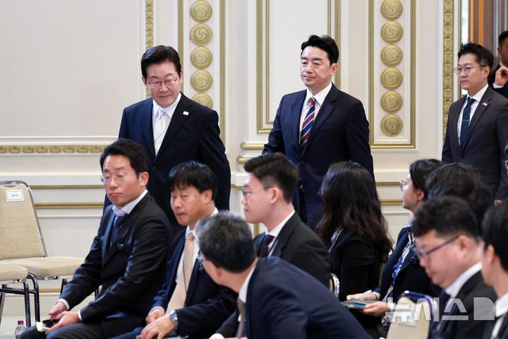 [서울=뉴시스] 고범준 기자 = 이재명 대통령이 11일 청와대 영빈관에서 열린 취임 100일 기자회견 '회복을 위한 100일, 미래를 위한 성장'에 입장하고 있다. 2025.09.11. bjko@newsis.com