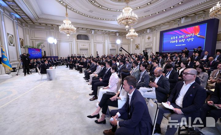 [서울=뉴시스] 고범준 기자 = 이재명 대통령이 11일 청와대 영빈관에서 열린 취임 100일 기자회견 '회복을 위한 100일, 미래를 위한 성장'에서 발언하고 있다. 2025.09.11. bjko@newsis.com