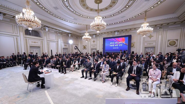 [서울=뉴시스] 고범준 기자 = 이재명 대통령이 11일 청와대 영빈관에서 열린 취임 100일 기자회견 '회복을 위한 100일, 미래를 위한 성장'에서 발언하고 있다. 2025.09.11. bjko@newsis.com