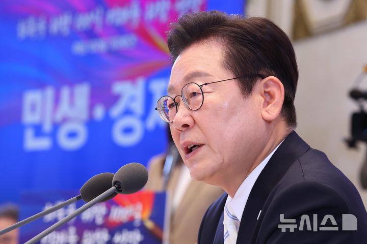 [서울=뉴시스] 고범준 기자 = 이재명 대통령이 11일 청와대 영빈관에서 열린 취임 100일 기자회견 '회복을 위한 100일, 미래를 위한 성장'에서 취재진 질문에 답하고 있다. (대통령실통신사진기자단) 2025.09.11. bjko@newsis.com