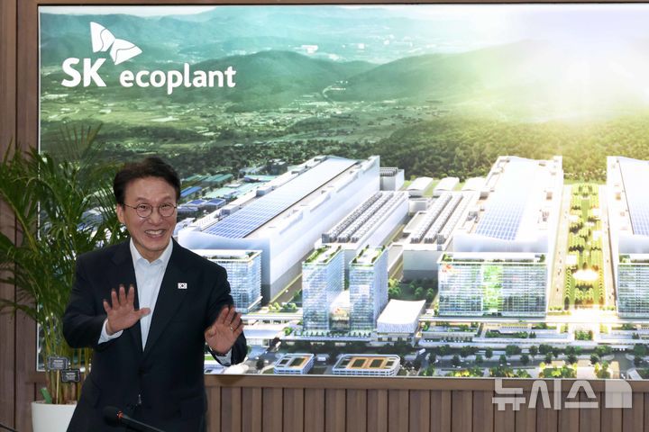 [용인=뉴시스] 청사사진기자단 = 김민석 국무총리가 지난 11일 오전 경기 용인시 처인구 반도체 클러스터에서 열린 현장 간담회에 참석하고 있는 모습. 2025.09.11 photo.newsis.com