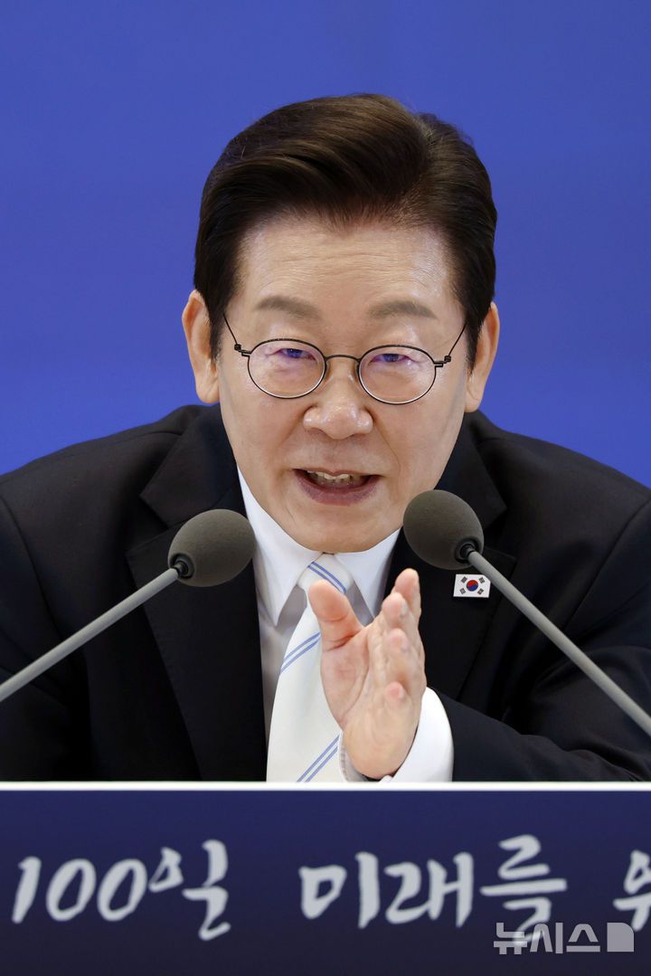 [서울=뉴시스] 최동준 기자 = 이재명 대통령이 11일 청와대 영빈관에서 열린 취임 100일 기자회견 '회복을 위한 100일, 미래를 위한 성장'에서 질문에 답변하고 있다. 2025.09.11. photocdj@newsis.com