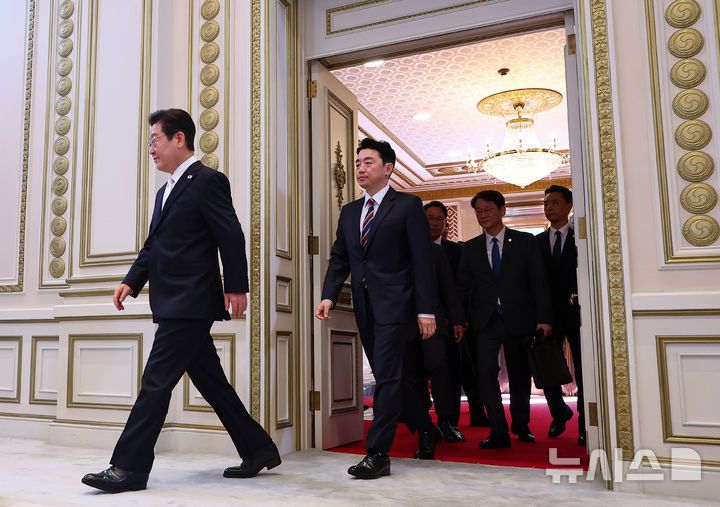 [서울=뉴시스] 고범준 기자 = 이재명 대통령이 11일 청와대 영빈관에서 열린 취임 100일 기자회견 '회복을 위한 100일, 미래를 위한 성장'에 입장하고 있다. (대통령실통신사진기자단) 2025.09.11. bjko@newsis.com