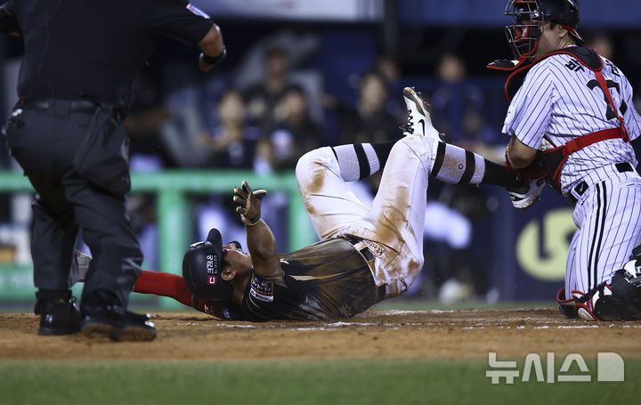 [서울=뉴시스] 김근수 기자 = 11일 서울 송파구 잠실야구장에서 열린 2025 KBO리그 KT 위즈 대 LG 트윈스의 경기, 7회초 1사 주자 1,3루 상황에서 KT 황재균이 KT 강현우의 희생번트로 홈에서 득점에 성공하고 있다. 2025.09.11. ks@newsis.com