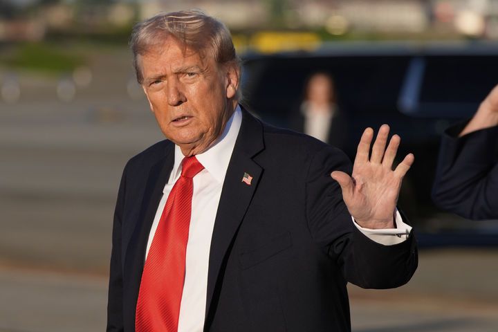 [뉴욕=AP/뉴시스] 도널드 트럼프 미국 대통령이 지난 11일(현지 시간) 뉴욕 라과디아 공항에서 착륙 후 취재진을 향해 손을 들어 보이고 있다. 2025.09.13.