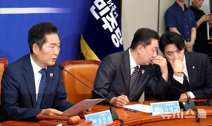 [서울=뉴시스] 조성봉 기자 = 정청래 더불어민주당 대표가 12일 오전 서울 여의도 국회에서 열린 최고위원회의에서 발언을 하고 있는 가운데 김병기 원내대표와 한준호 최고위원이 대화를 하고 있다. 2025.09.12. suncho21@newsis.com