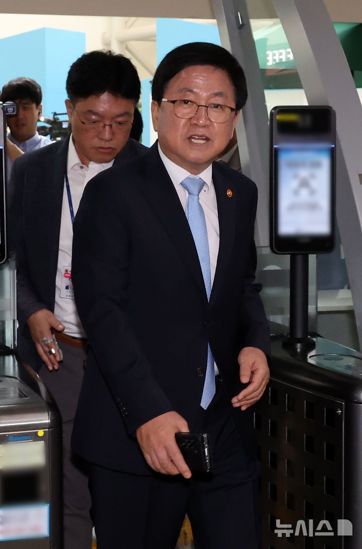 [세종=뉴시스] 강종민 기자 = 최교진 부총리 겸 교육부 장관이 12일 세종시 정부세종청사에 도착, 집무실로 향하고 있다. 2025.09.12. ppkjm@newsis.com