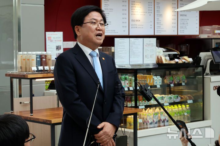 [세종=뉴시스] 강종민 기자 = 최교진 부총리 겸 교육부 장관이 12일 세종시 정부세종청사에 첫 출근, 소감을 밝히고 있다. 2025.09.12. ppkjm@newsis.com