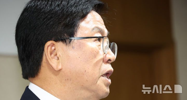 [세종=뉴시스] 강종민 기자 = 최교진 사회부총리 겸 교육부 장관이 12일 세종시 정부세종청사에서 열린 취임식에서 취임사를 하고 있다. 2025.09.12. ppkjm@newsis.com