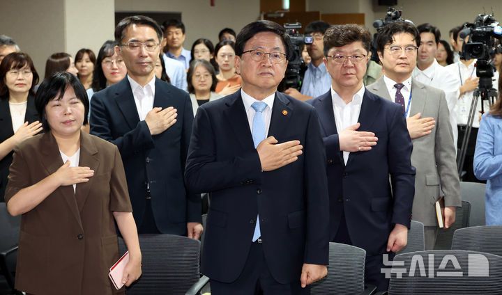 [세종=뉴시스] 강종민 기자 = 최교진 사회부총리 겸 교육부 장관이 12일 세종시 정부세종청사에서 열린 취임식에서 국민의례를 하고 있다. 2025.09.12. ppkjm@newsis.com