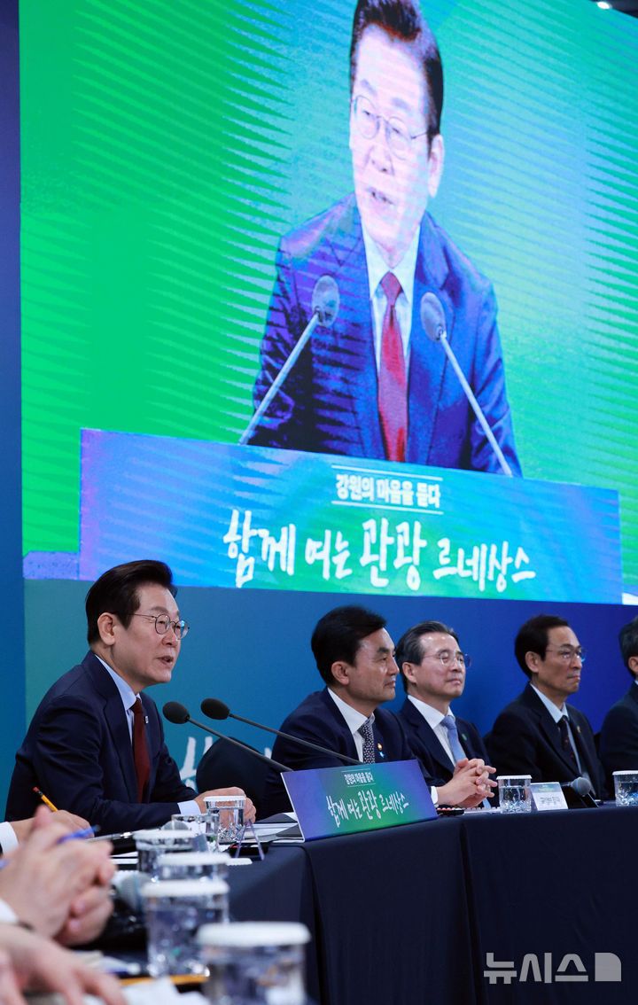 [춘천=뉴시스] 고범준 기자 = 이재명 대통령이 12일 강원 춘천시 강원창작개발센터에서 열린 '강원의 마음을 듣다' 타운홀 미팅에서 발언하고 있다. 2025.09.12. bjko@newsis.com