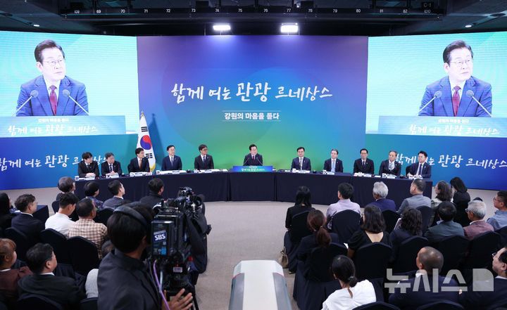 [춘천=뉴시스] 고범준 기자 = 이재명 대통령이 12일 강원 춘천시 강원창작개발센터에서 열린 '강원의 마음을 듣다' 타운홀 미팅에서 발언하고 있다. 2025.09.12. bjko@newsis.com