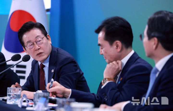 [춘천=뉴시스] 고범준 기자 = 이재명 대통령이 12일 강원 춘천시 강원창작개발센터에서 열린 '강원의 마음을 듣다' 타운홀 미팅에서 발언하고 있다. 2025.09.12. bjko@newsis.com