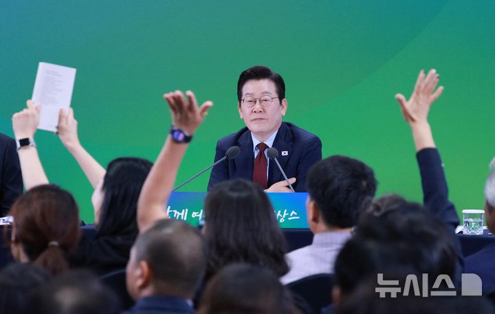 [춘천=뉴시스] 고범준 기자 = 이재명 대통령이 12일 강원 춘천시 강원창작개발센터에서 열린 '강원의 마음을 듣다' 타운홀 미팅에서 참석자들의 질문을 받고 있다. 2025.09.12. bjko@newsis.com