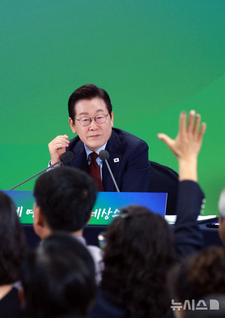 [춘천=뉴시스] 고범준 기자 = 이재명 대통령이 12일 강원 춘천시 강원창작개발센터에서 열린 '강원의 마음을 듣다' 타운홀 미팅에서 참석자들의 질문을 받고 있다. 2025.09.12. bjko@newsis.com