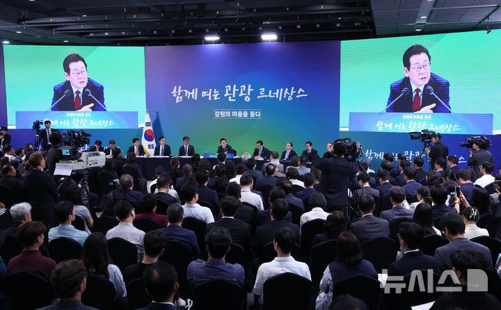 [춘천=뉴시스] 고범준 기자 = 이재명 대통령이 12일 강원 춘천시 강원창작개발센터에서 열린 '강원의 마음을 듣다' 타운홀 미팅에서 발언하고 있다. 2025.09.12. bjko@newsis.com