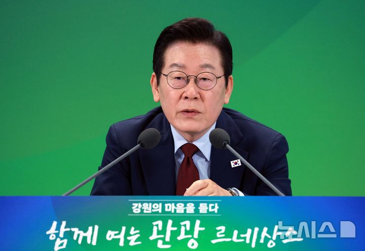 [춘천=뉴시스] 고범준 기자 = 이재명 대통령이 12일 강원 춘천시 강원창작개발센터에서 열린 '강원의 마음을 듣다' 타운홀 미팅에서 발언하고 있다. 2025.09.12. bjko@newsis.com