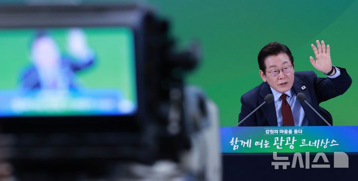 [춘천=뉴시스] 고범준 기자 = 이재명 대통령이 12일 강원 춘천시 강원창작개발센터에서 열린 '강원의 마음을 듣다' 타운홀 미팅에서 발언하고 있다. 2025.09.12. bjko@newsis.com