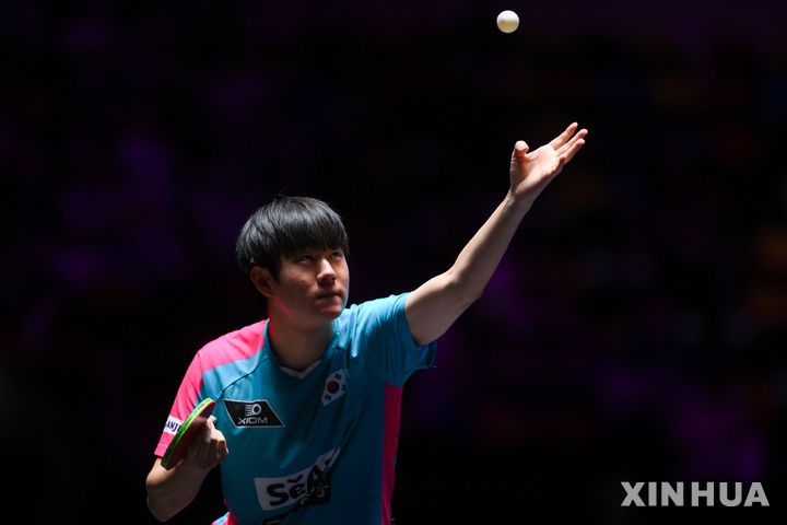 [마카오=신화/뉴시스]한국 남자탁구 오준성(한국거래소·세계랭킹 20위)이 12일 마카오에서 열린 2025 월드테이블테니스(WTT) 챔피언스 마카오 16강전에서 중국의 '탁구 천재' 린스둥(세계랭킹 1위)과 경기를 펼치고 있다. 이날 오준성은 린스둥에 0-3(6-11 11-13 8-11)으로 완패, 8강 진출 티켓을 놓쳤다. 2025.09.12.