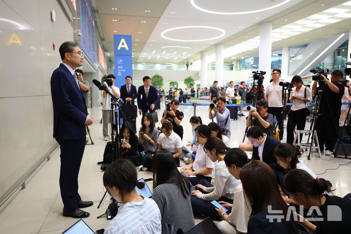 [인천공항=뉴시스] 황준선 기자 = 미국 이민당국의 불법체류 단속으로 구금된 한국인 근로자 300여명의 석방절차를 마무리 짓기 위해 미국을 방문했던 조현 외교부 장관이 12일 인천국제공항을 통해 귀국해 취재진의 질문에 답변하고 있다. 2025.09.12. hwang@newsis.com