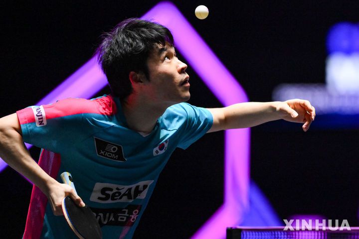 [마카오=신화/뉴시스]한국 남자탁구 간판 장우진(세아·세계랭킹 28위)이 12일 마카오에서 열린 2025 월드테이블테니스(WTT) 챔피언스 마카오 16강전에서 중국의 쉬페이(세계랭킹 45위)와 맞붙어 서브를 넣고 있다. 이날 장우진은 쉬페이에 3-0(11-7 11-7 12-10) 완승을 거두고 8강 진출에 성공했다. 2025.09.12.